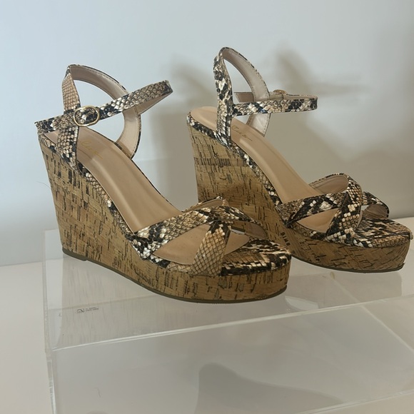 Lulu’s wedges size 7. Snakeskin print. - Picture 4 of 9